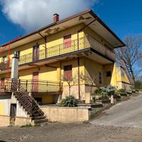 Bifamiliare con giardino, piazzale e terrazzo