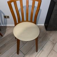 4 Sedie in legno con imbottitura