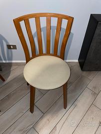 4 Sedie in legno con imbottitura