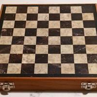 Scacchiera con setscacchi in marmo