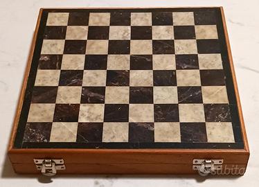 Scacchiera con setscacchi in marmo