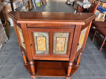 Mobile angolare in legno con ante decorate