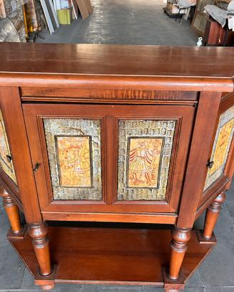 Mobile angolare in legno con ante decorate