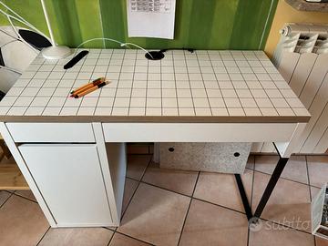Scrivania con sedia