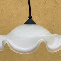 Lampadario in vetro bianco con bordo ondulato