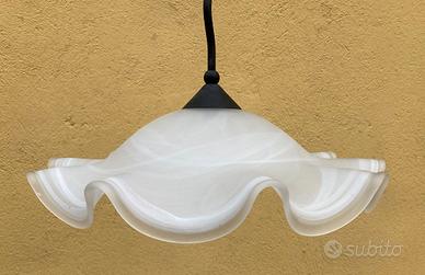 Lampadario in vetro bianco con bordo ondulato