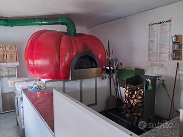 Pizzeria locale con possibilità di ristorazione