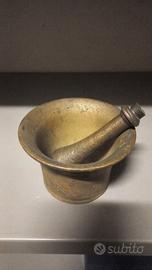 Mortaio vintage antico con pestello in bronzo