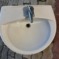 Lavabo GSI in ceramica bianca con miscelatore