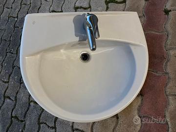 Lavabo GSI in ceramica bianca con miscelatore