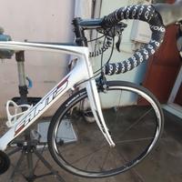bici da strada in carbonio 