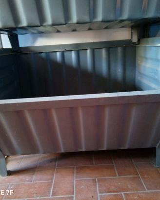 Contenitore a bocca di lupo in acciaio