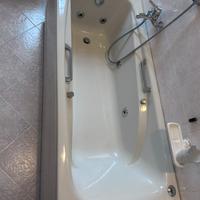 Vasca da bagno con idromassaggio in vetroresina
