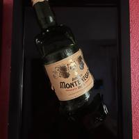 quadro con bottiglia rotta