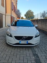 VOLVO V40 D2