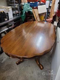 tavolo e sedie in legno