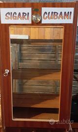 vetrina vintage in legno per sigari