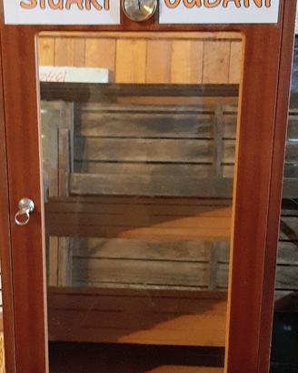 vetrina vintage in legno per sigari