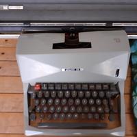 macchina da  scrivere  Olivetti 82