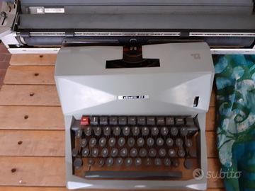 macchina da  scrivere  Olivetti 82