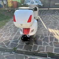 Piaggio Vespa GTS 300 Super