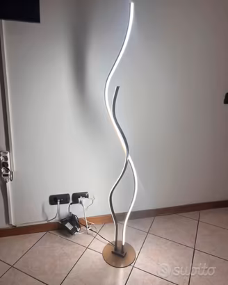 Lampada da terra tintrecciata