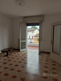 Ampio trilocale con box in piccola palazzina