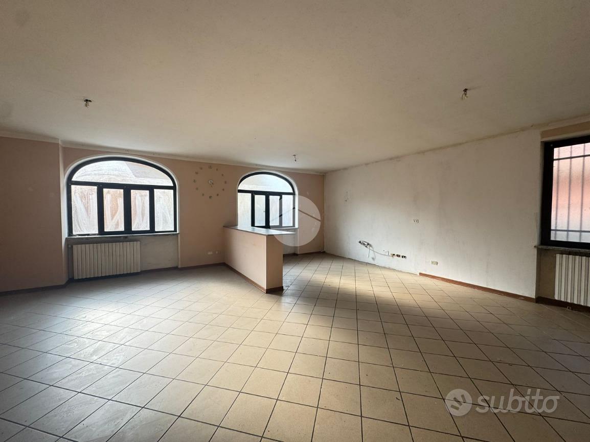 2 LOCALI A CASTELLETTO CERVO - Vista 5