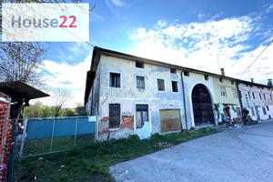 PORZIONE DI UN RUSTICO DA RISTRUTTURARE IN ZONA RI