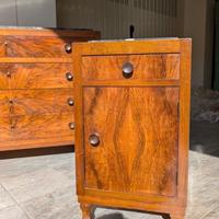 Coppia di comodini con piano in marmo nero