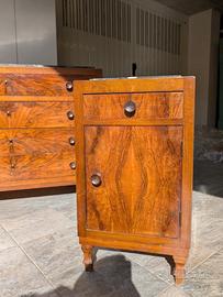 Coppia di comodini con piano in marmo nero