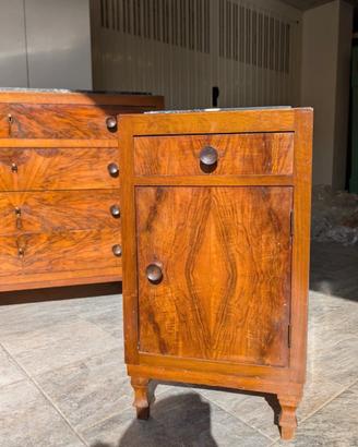 Coppia di comodini con piano in marmo nero