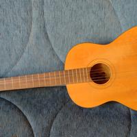 Chitarra acustica da restaurare.