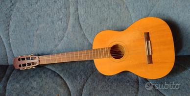 Chitarra acustica da restaurare.