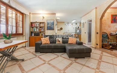 4 LOCALI CON TERRAZZO - COMPLETAMENTE RISTRUTTURAT