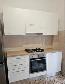 Cucina lineare moderna con forno e fuochi inclusi