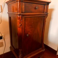 Comodino antico in legno con piano in marmo rosa