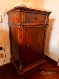 Comodino antico in legno con piano in marmo rosa