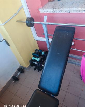 panca con bilanciere e pesi