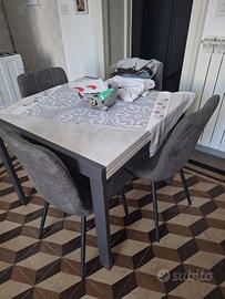 Tavolo con sedie