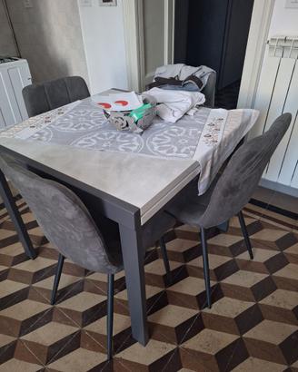 Tavolo con sedie