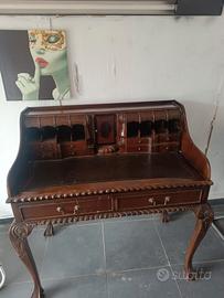 mobile di legno molto antico e particolare 