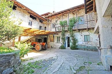 Rustico / Casale di 520 m² con più di 5 locali e b