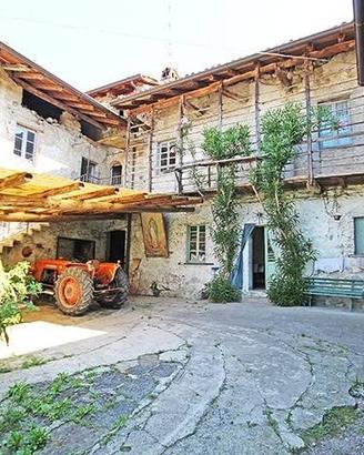 Rustico / Casale di 520 m² con più di 5 locali e b
