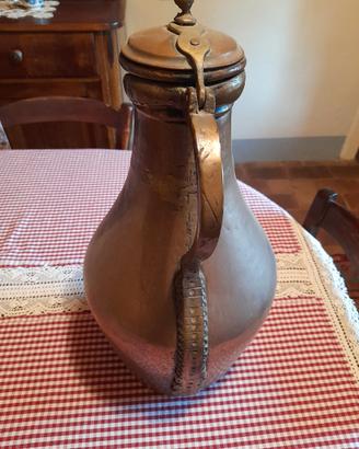 Brocca in rame allo stato grezzo con coperchio