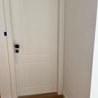 Porte laccate con maniglie nere