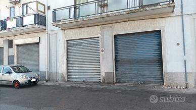 Via De Gasperi, locale di 183 mq con tre ingressi