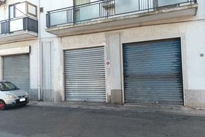 Via De Gasperi, locale di 183 mq con tre ingressi