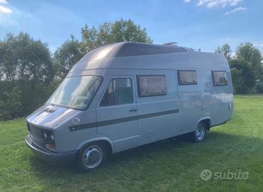 Camper IVECO-PANNELLI FOTOVOLTAICI - VETRORESINA