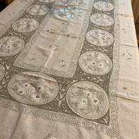 Tovaglia da tavola ricamata